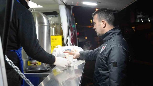 Kartal Belediyesi’nden vatandaşlara sıcak çorba ikramı