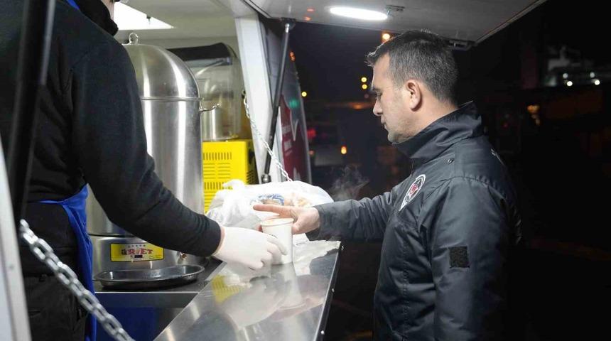 Kartal Belediyesi&rsquo;nden vatandaşlara sıcak &ccedil;orba ikramı