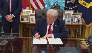 Trump, fentanili kitle imha silahı ilan eden kararnameyi imzaladı