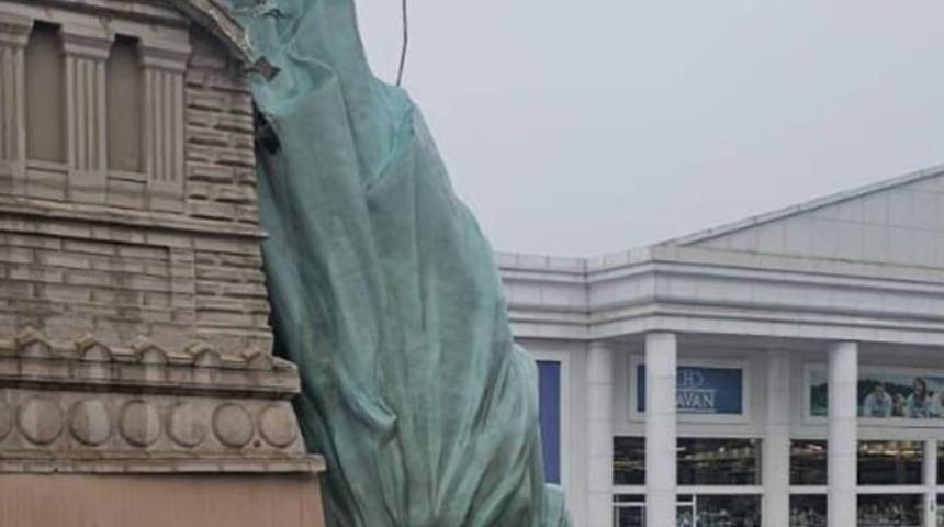 Brezilya'da &Ouml;zg&uuml;rl&uuml;k Heykeli&rsquo;nin replikası r&uuml;zgardan devrildi