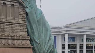 Brezilya'da Özgürlük Heykeli’nin replikası rüzgardan devrildi