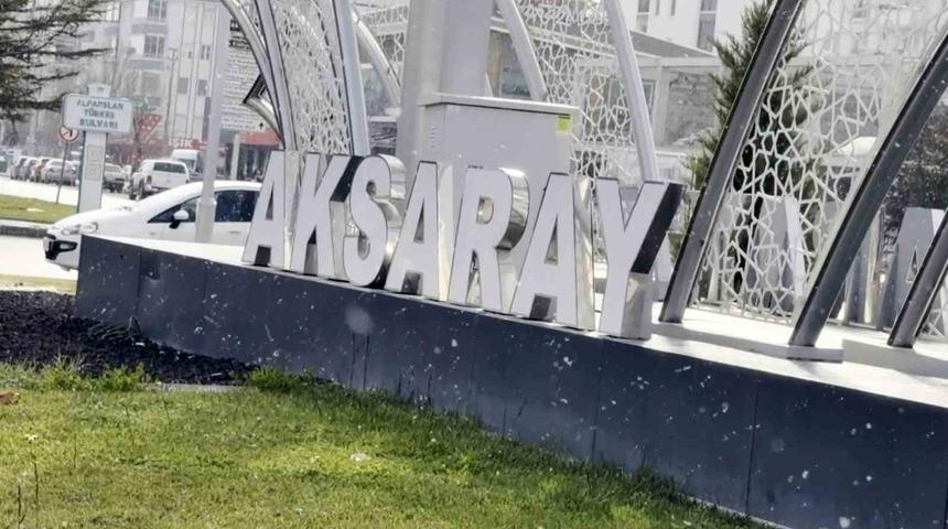 Aksaray merkeze mevsimin ilk karı yağdı