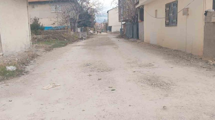 G&ouml;lbaşı il&ccedil;esinde mahallelinin asfalt tepkisi