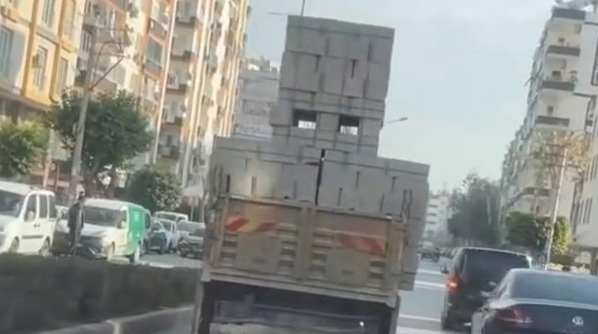 Mersin&rsquo;de tehlikeli y&uuml;kleme yapan kamyon s&uuml;r&uuml;c&uuml;s&uuml;ne ceza yağdı