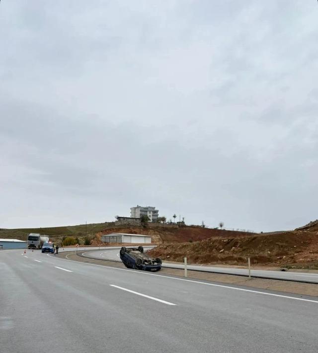 Takla atan otomobil ref&uuml;je d&uuml;şt&uuml;: 2 yaralı 1