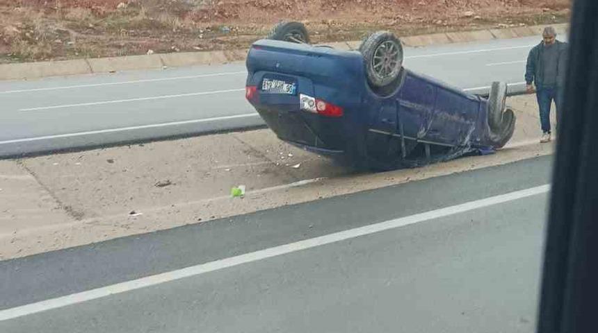 Takla atan otomobil ref&uuml;je d&uuml;şt&uuml;: 2 yaralı