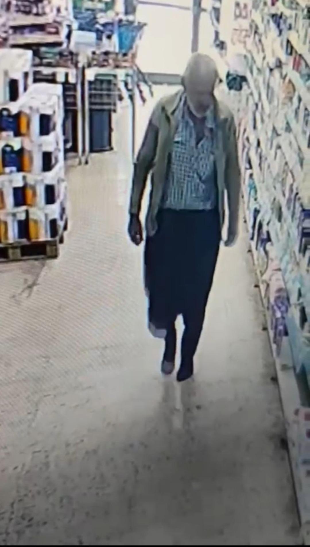 Çamurlu ayakkabısını çıkarıp çorapla alışveriş yaptı 2