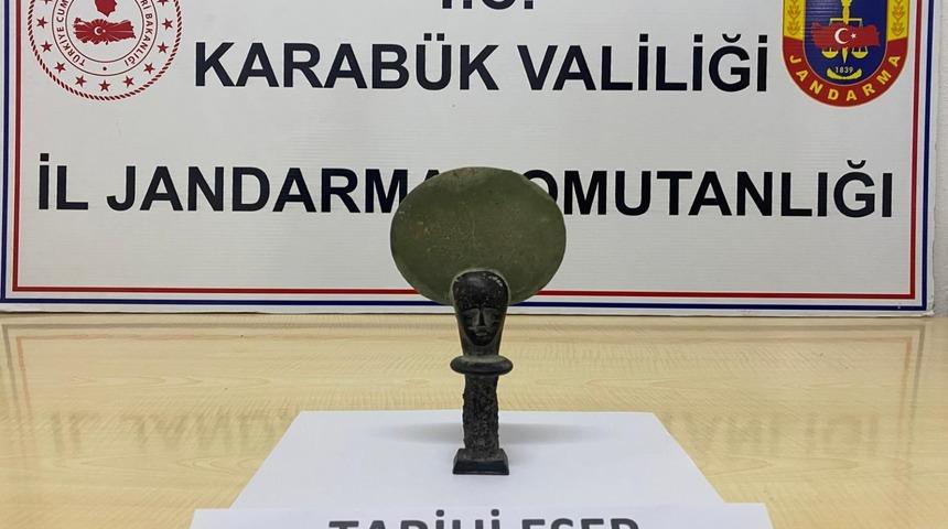 Karab&uuml;k&rsquo;te Antik Mısır d&ouml;nemine ait heykel ele ge&ccedil;irildi