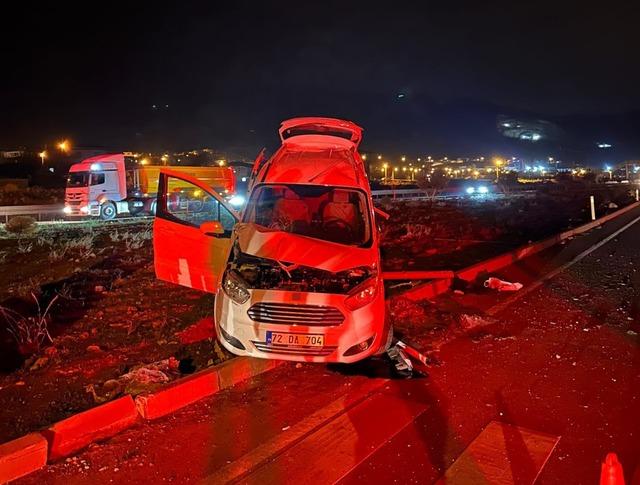 Gaziantep’te hafif ticari araç ile tır çarpıştı: 2’si çocuk 3 yaralı 1