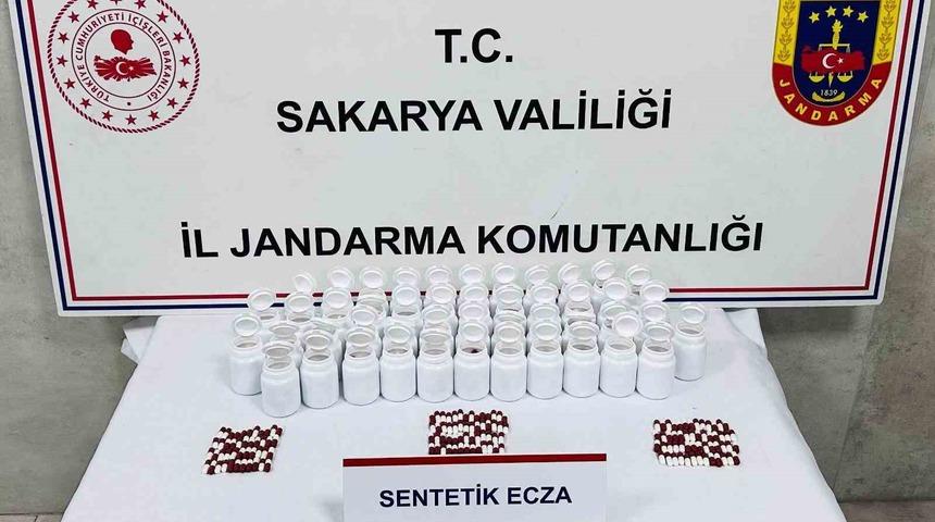 Uyuşturucu ve uyarıcı madde satacağı tespit edilen ş&uuml;pheliyi jandarma yakaladı