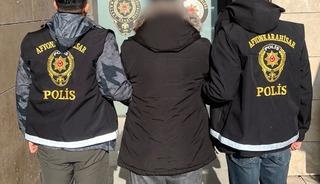 Polis 3 farklı su&ccedil;tan hapis cezası ile aranan şahsı yakaladı