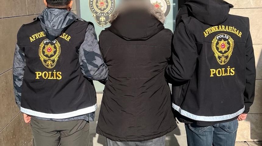 Polis 3 farklı su&ccedil;tan hapis cezası ile aranan şahsı yakaladı
