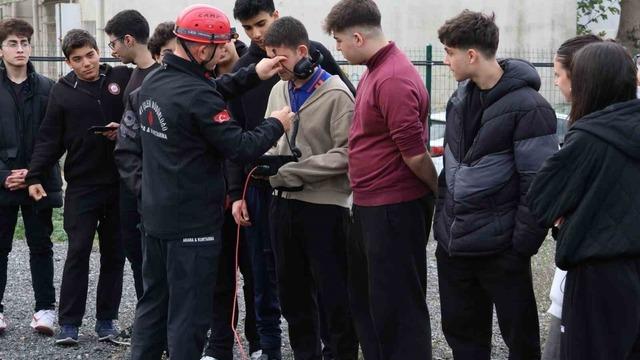 Ümraniye Belediyesi’nden liselerde arama kurtarma eğitimi