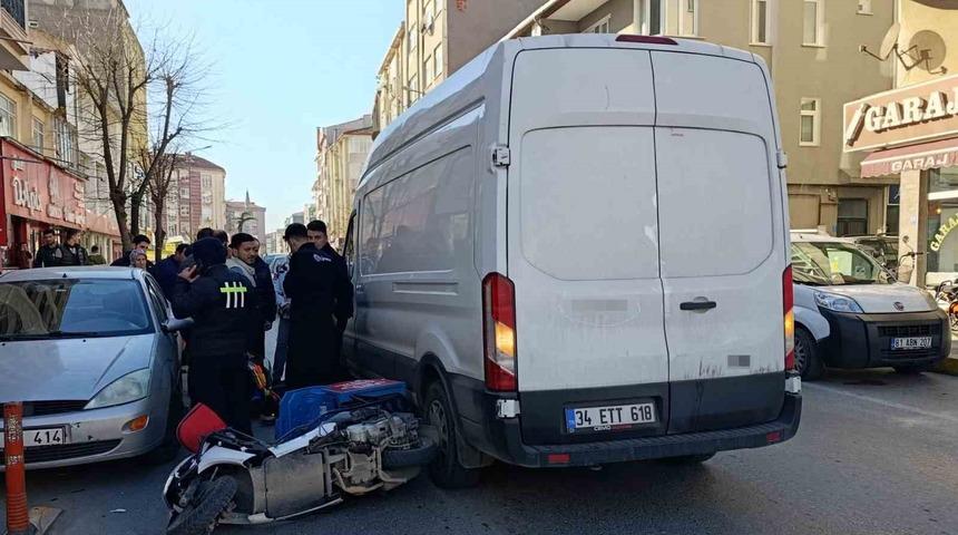 Motosikletten d&uuml;şen kurye yaralandı