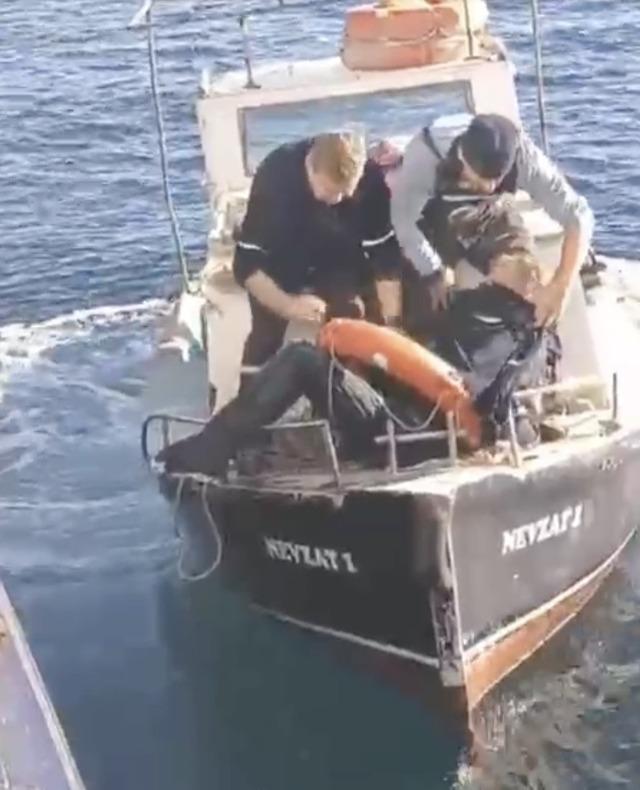 Feribottan atlayan kişiyi Gestaş personelleri ve balıkçılar kurtardı 1