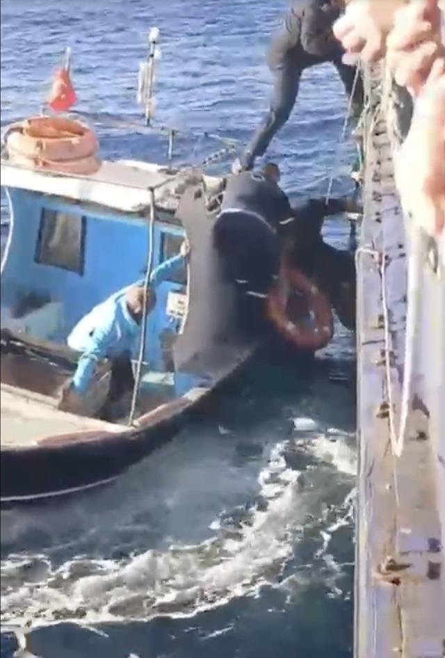 Feribottan atlayan kişiyi Gestaş personelleri ve balıkçılar kurtardı 2