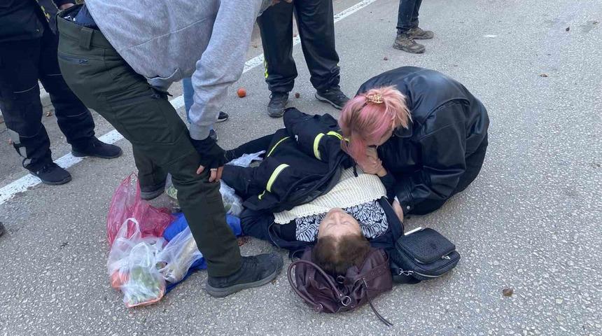 Motosikletin &ccedil;arptığı kadın yaralandı