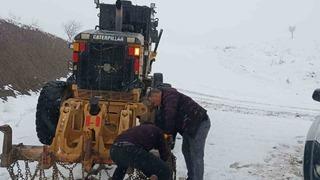 Pervari’de grup köy yolu kardan kapandı