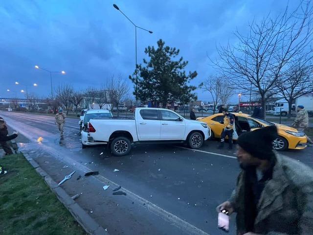 Bolu&rsquo;da 4 ara&ccedil; zincirleme kazaya karıştı, trafik kilitlendi 1