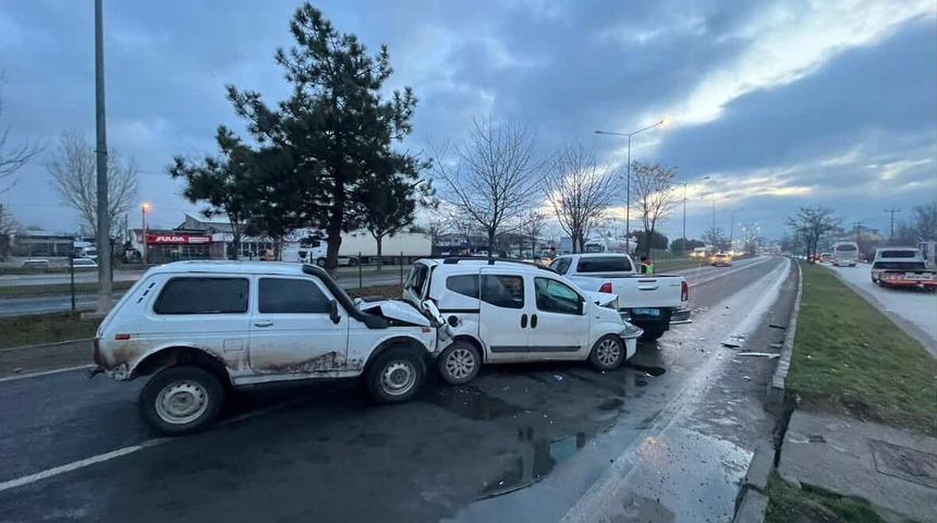 Bolu&rsquo;da 4 ara&ccedil; zincirleme kazaya karıştı, trafik kilitlendi