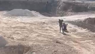  İnşaatta &ccedil;ocuğu feci şekilde darp etti! Sosyal medyada infial yarattı