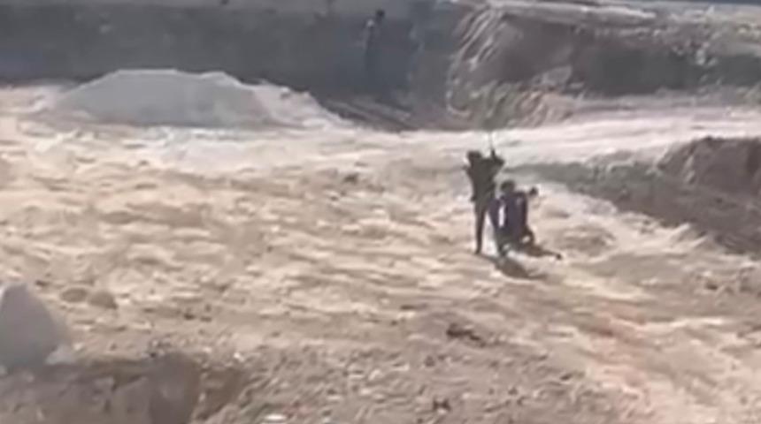 Yer: Gaziantep! İnşaatta &ccedil;ocuğu feci şekilde darp etti: Sosyal medyada infial yarattı