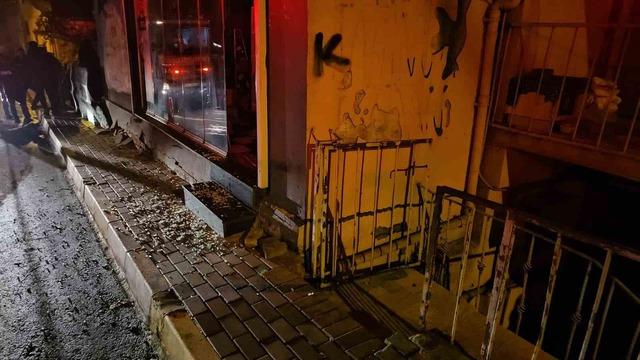 Sarıyer&rsquo;de &uuml;st katı kayan bina gecekonduya yaslandı: Facianın eşiğinden d&ouml;n&uuml;ld&uuml; 6