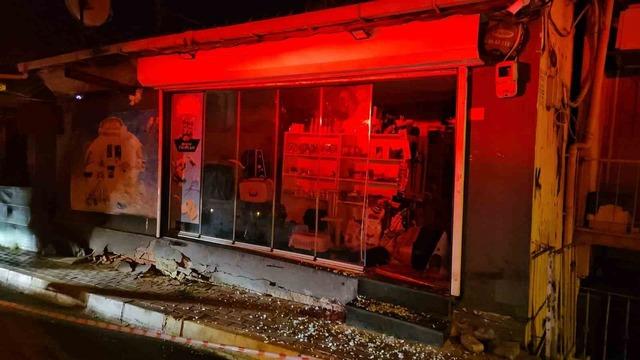 Sarıyer&rsquo;de &uuml;st katı kayan bina gecekonduya yaslandı: Facianın eşiğinden d&ouml;n&uuml;ld&uuml; 5