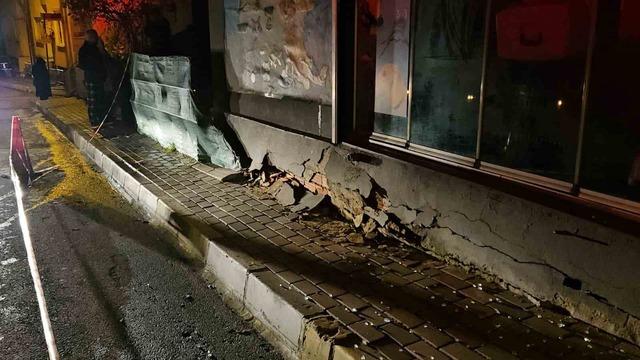 Sarıyer&rsquo;de &uuml;st katı kayan bina gecekonduya yaslandı: Facianın eşiğinden d&ouml;n&uuml;ld&uuml; 3