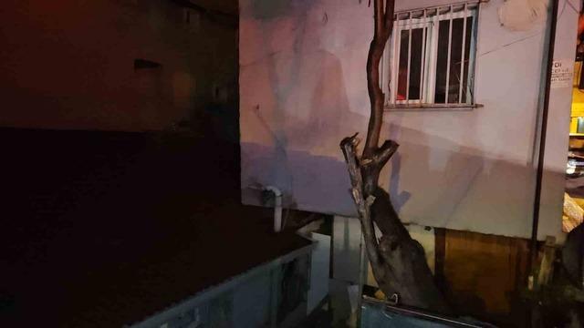 Sarıyer&rsquo;de &uuml;st katı kayan bina gecekonduya yaslandı: Facianın eşiğinden d&ouml;n&uuml;ld&uuml; 2