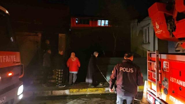 Sarıyer&rsquo;de &uuml;st katı kayan bina gecekonduya yaslandı: Facianın eşiğinden d&ouml;n&uuml;ld&uuml; 1