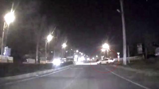 Çarptığı motosiklet devrildi, sonra kaçtı: O anlar araç kamerasında