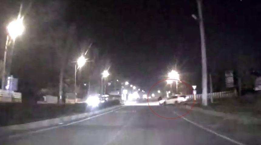 &Ccedil;arptığı motosiklet devrildi, sonra ka&ccedil;tı: O anlar ara&ccedil; kamerasında