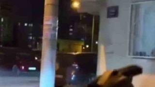 Elinde tabanca ile sokakta ateş edip tehditler savurdu