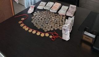 Sakarya'da dilencinin &uuml;zerinden &ccedil;ıkan altınlar şoke etti!