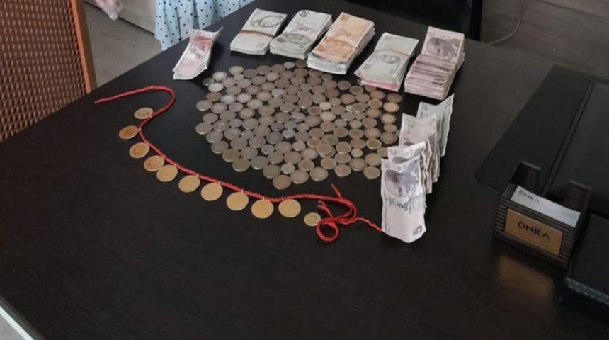 Sakarya'da dilencinin &uuml;zerinden &ccedil;ıkan altınlar şoke etti!