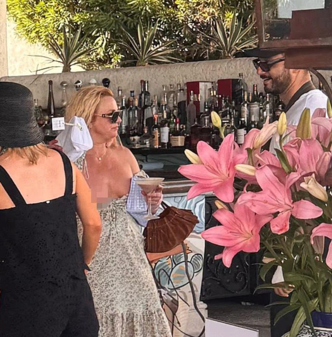 Britney Spears in son durumu endişelendiriyor: "G&ouml;ğ&uuml;sleri s&uuml;rekli a&ccedil;ıktı" 2