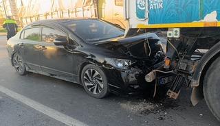 Otomobil yol s&uuml;p&uuml;rme aracıyla &ccedil;arpıştı