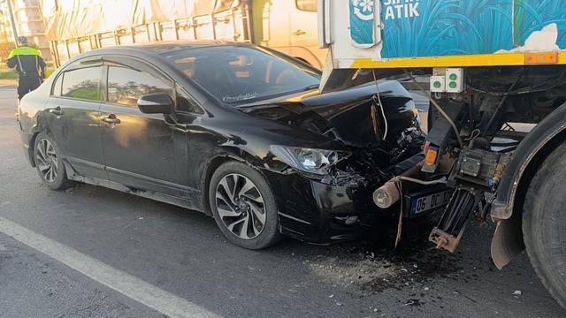 Otomobil yol süpürme aracıyla çarpıştı