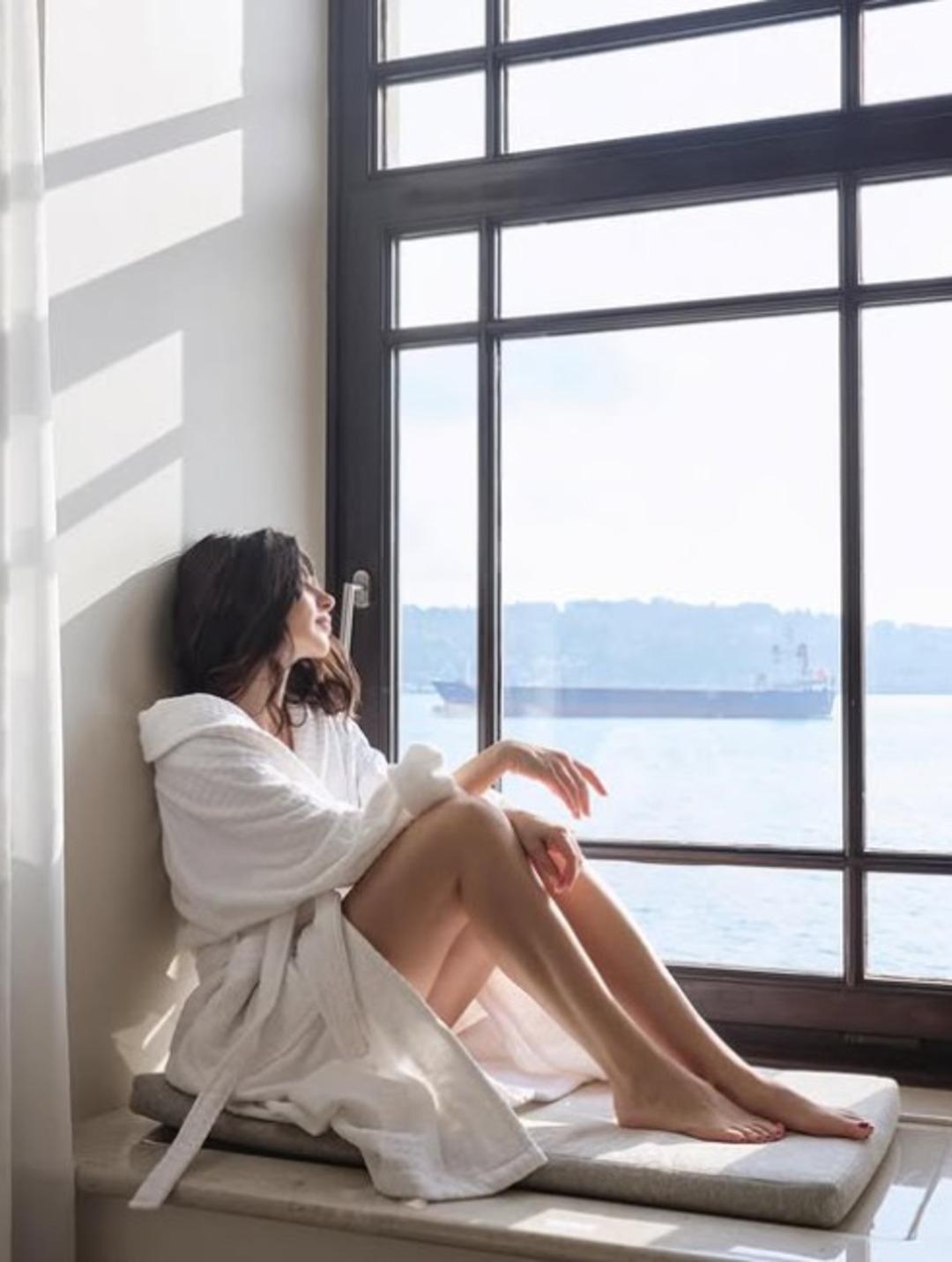 Nesrin Cavadzade bornozlu pozlarını peş peşe paylaştı! Notu dikkat &ccedil;ekti 1