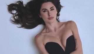 Bornozlu pozlarını peş peşe paylaştı! Notu dikkat &ccedil;ekti 