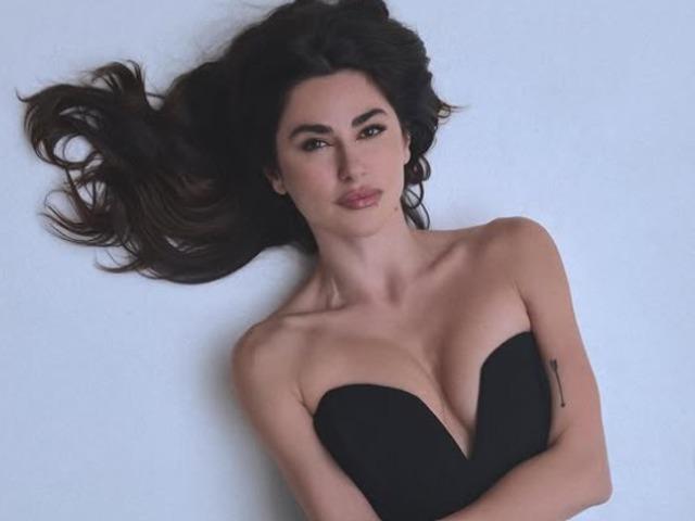 Bornozlu pozlarını peş peşe paylaştı! Notu dikkat &ccedil;ekti 