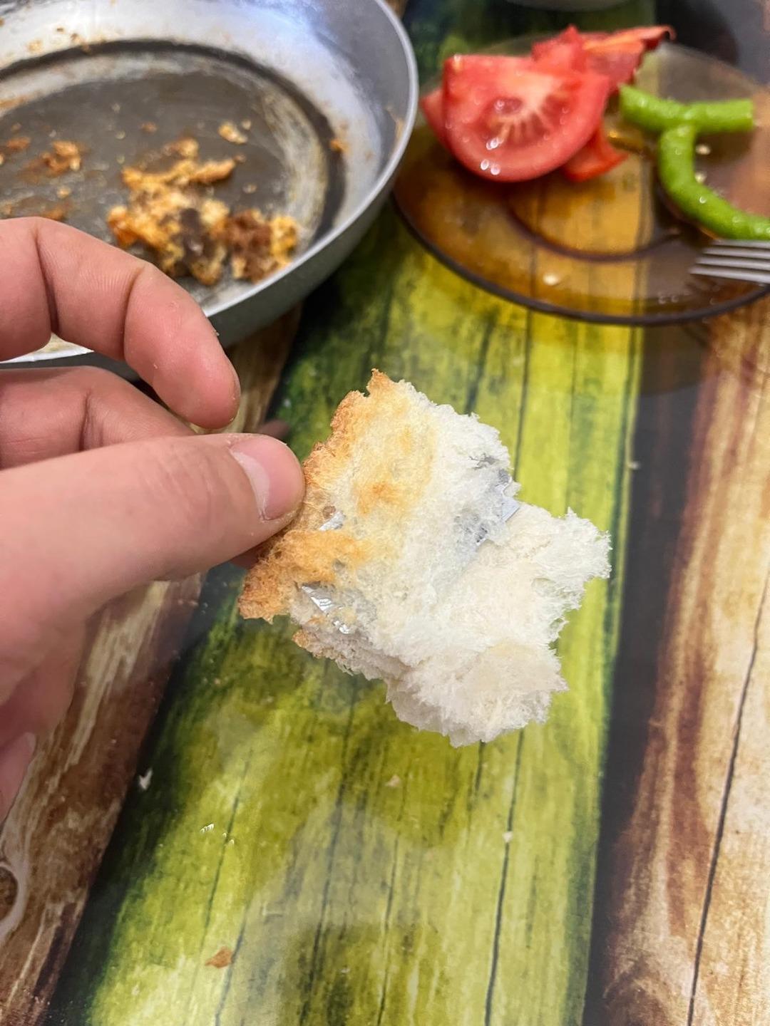 Ekmeğin i&ccedil;inden &ccedil;ıkanı g&ouml;r&uuml;nce hayatının şokunu yaşadı!  2