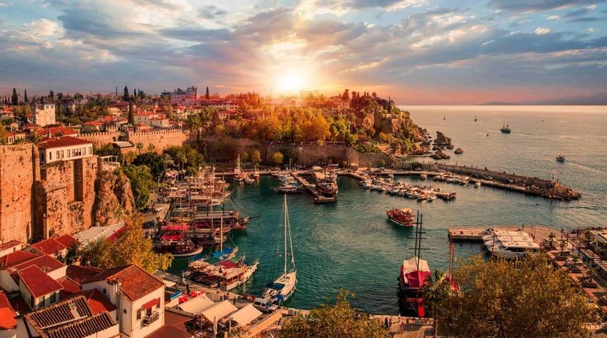 Bakan Ersoy verileri paylaştı! 2025 yılında Antalya'da turist rekoru: 17 milyondan fazla ziyaret 