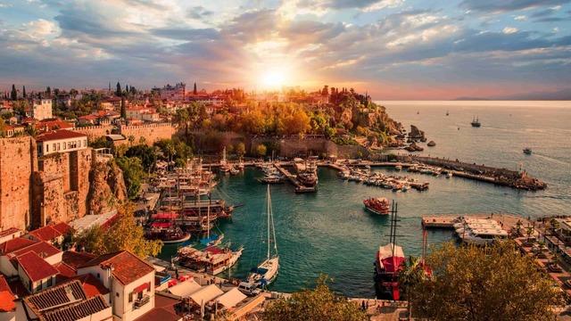 Bakan Ersoy verileri paylaştı! 2025 yılında Antalya'da turist rekoru: 17 milyondan fazla ziyaret 