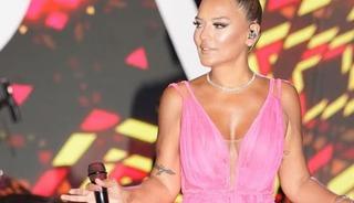 Kesenin ağzını a&ccedil;tı! &Ccedil;antasının fiyatı dudak u&ccedil;uklattı