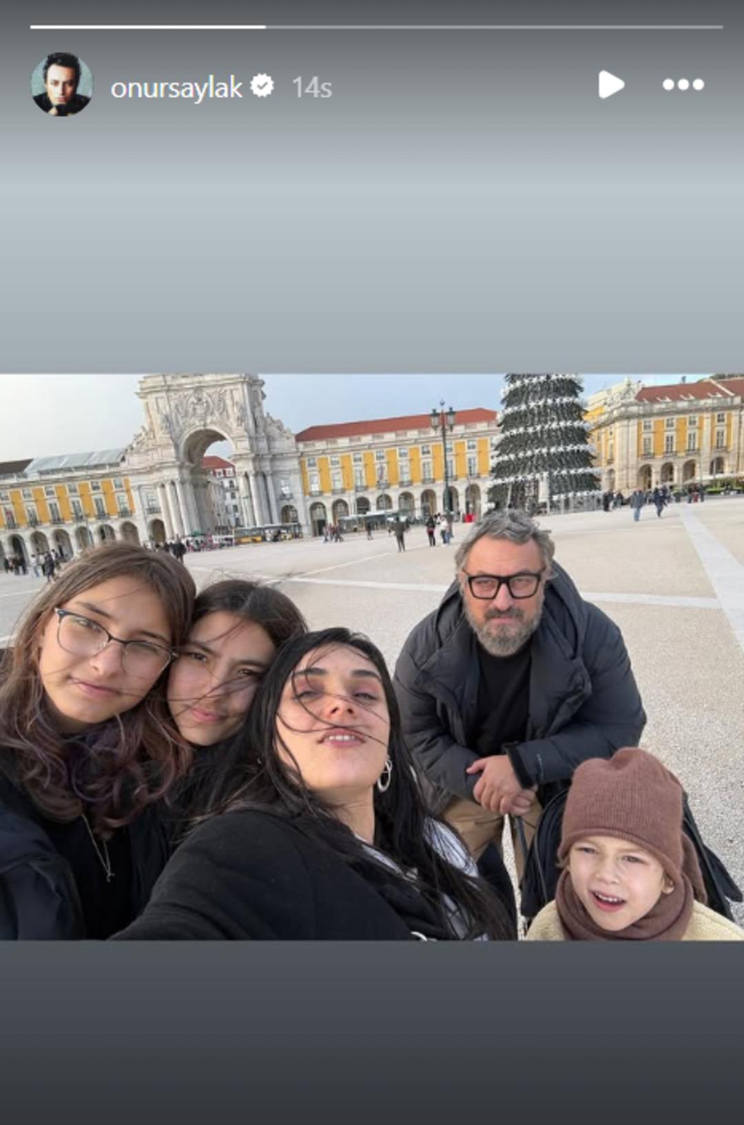 Tuba B&uuml;y&uuml;k&uuml;st&uuml;n ve Onur Saylak&rsquo;ın ikiz kızları b&uuml;y&uuml;d&uuml;! Gen&ccedil; kız oldular 1