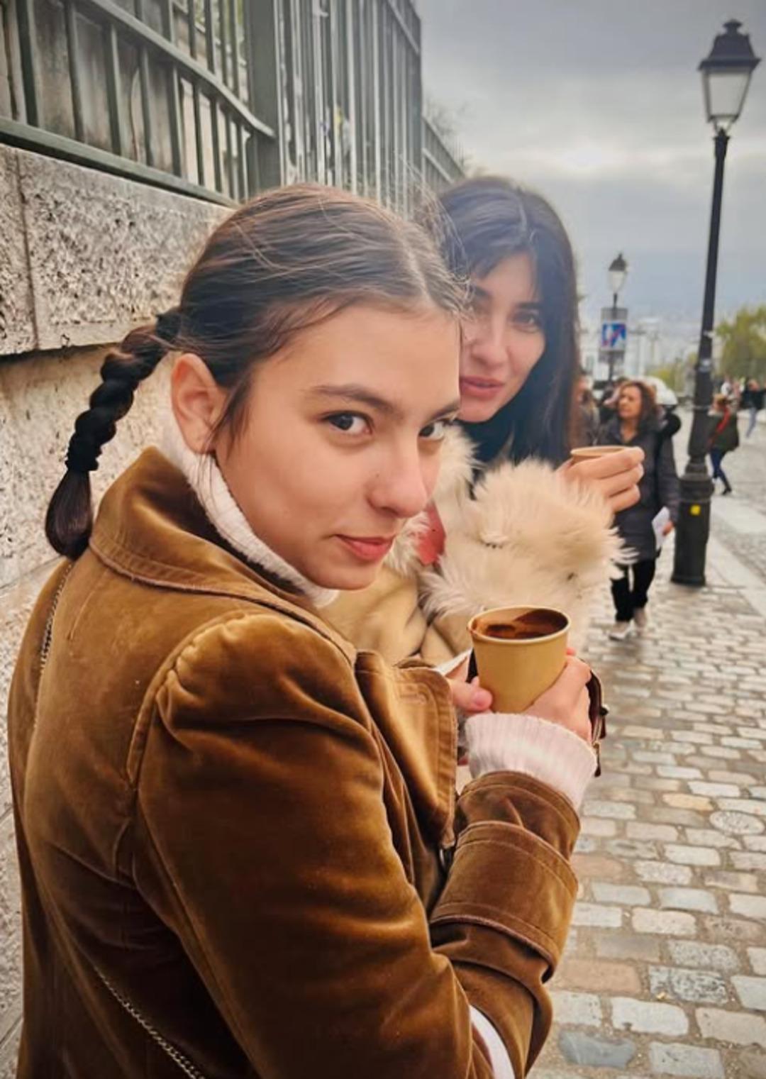 Tuba B&uuml;y&uuml;k&uuml;st&uuml;n ve Onur Saylak&rsquo;ın ikiz kızları b&uuml;y&uuml;d&uuml;! Gen&ccedil; kız oldular 2