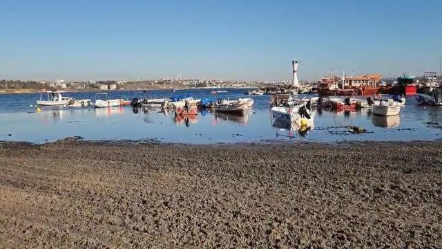  Deniz 20 metre çekildi, kum adacıkları oluştu