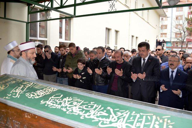 Bakan Zeybekci, fotoğrafçısının cenazesine katıldı